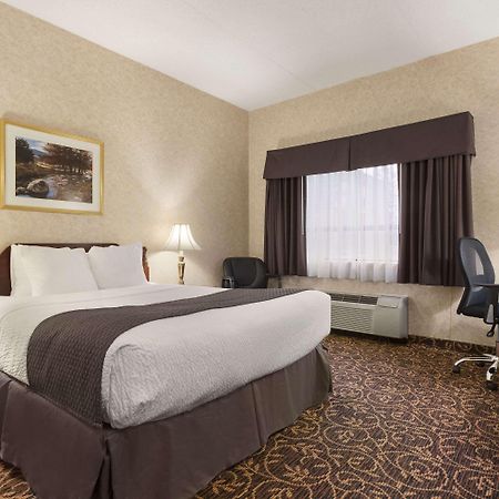 Days Inn By Wyndham Toronto East Lakeview Екстер'єр фото