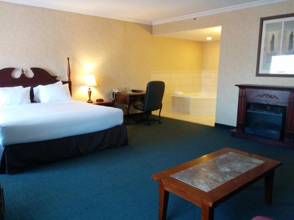 Days Inn By Wyndham Toronto East Lakeview Екстер'єр фото