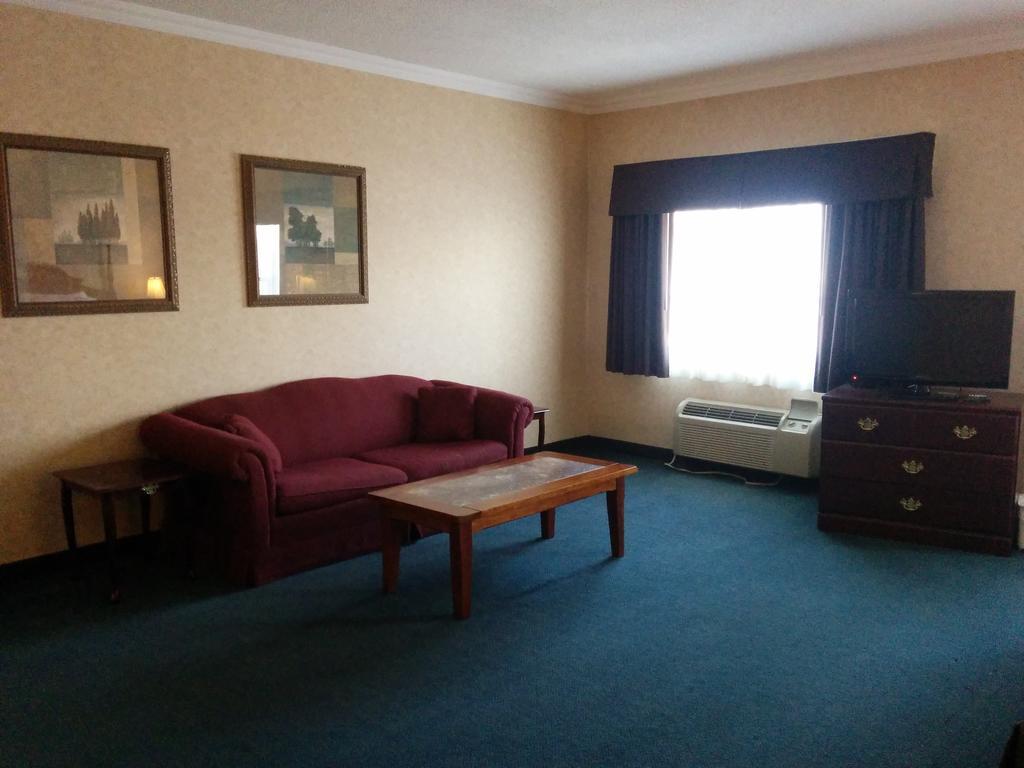 Days Inn By Wyndham Toronto East Lakeview Екстер'єр фото