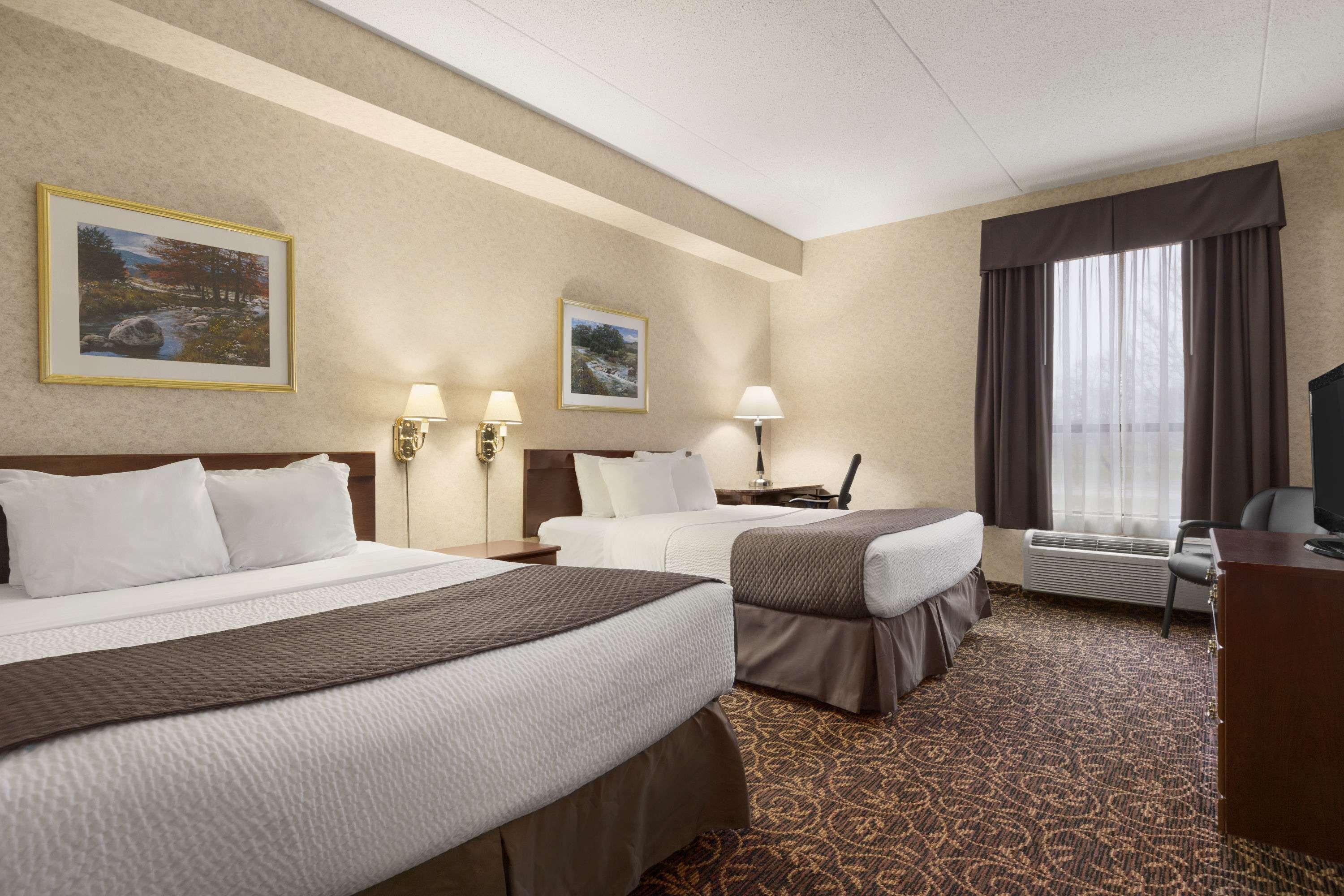 Days Inn By Wyndham Toronto East Lakeview Екстер'єр фото