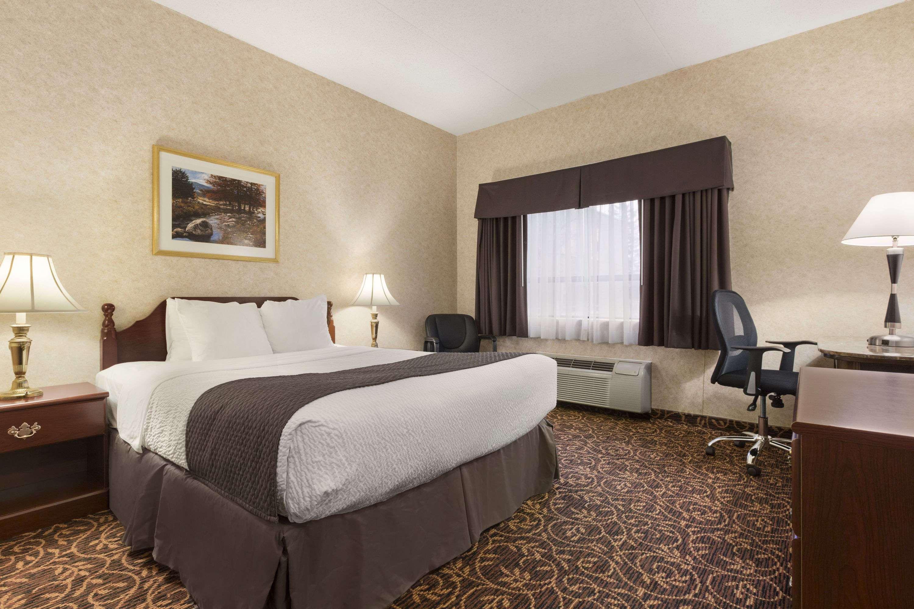 Days Inn By Wyndham Toronto East Lakeview Екстер'єр фото