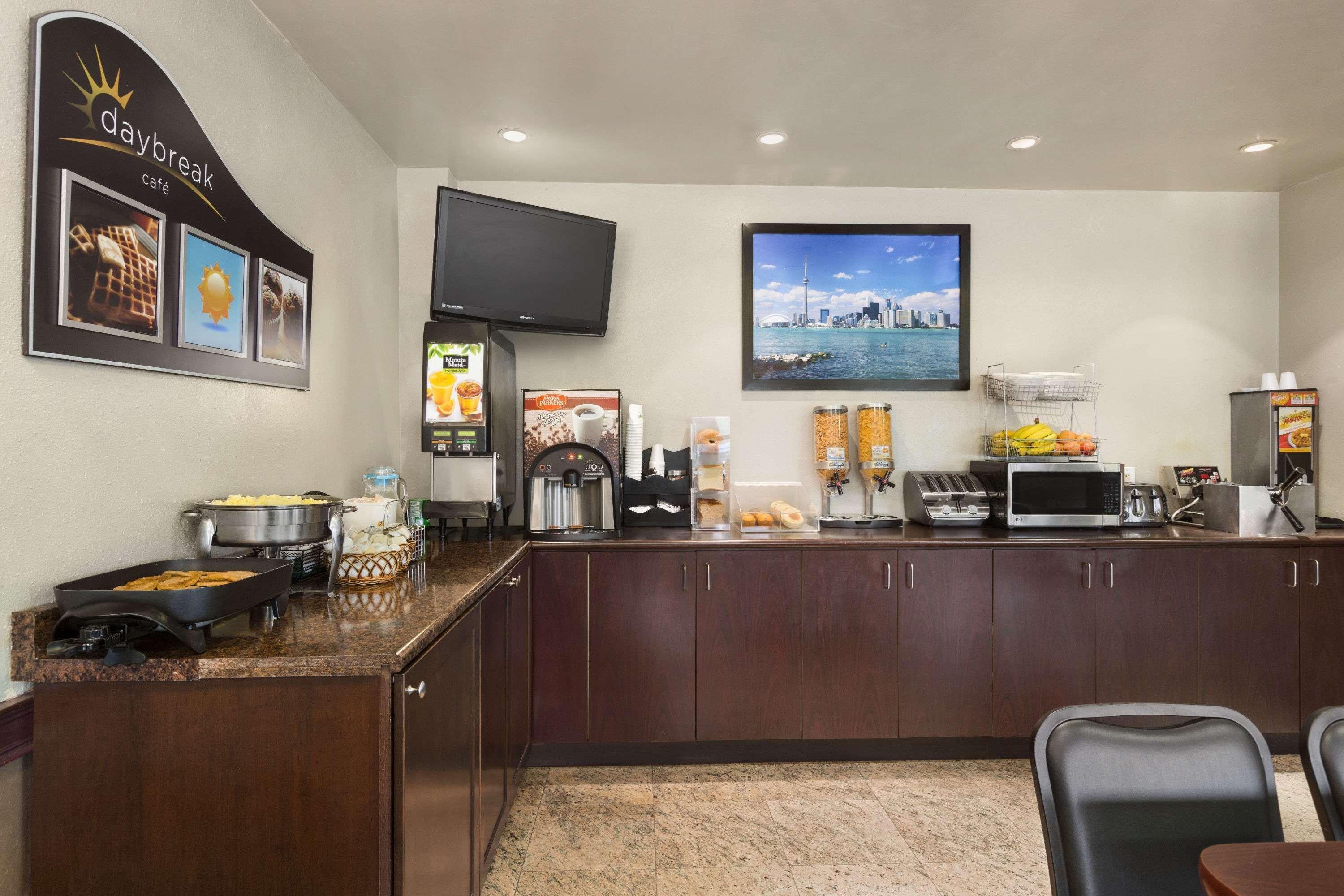 Days Inn By Wyndham Toronto East Lakeview Екстер'єр фото