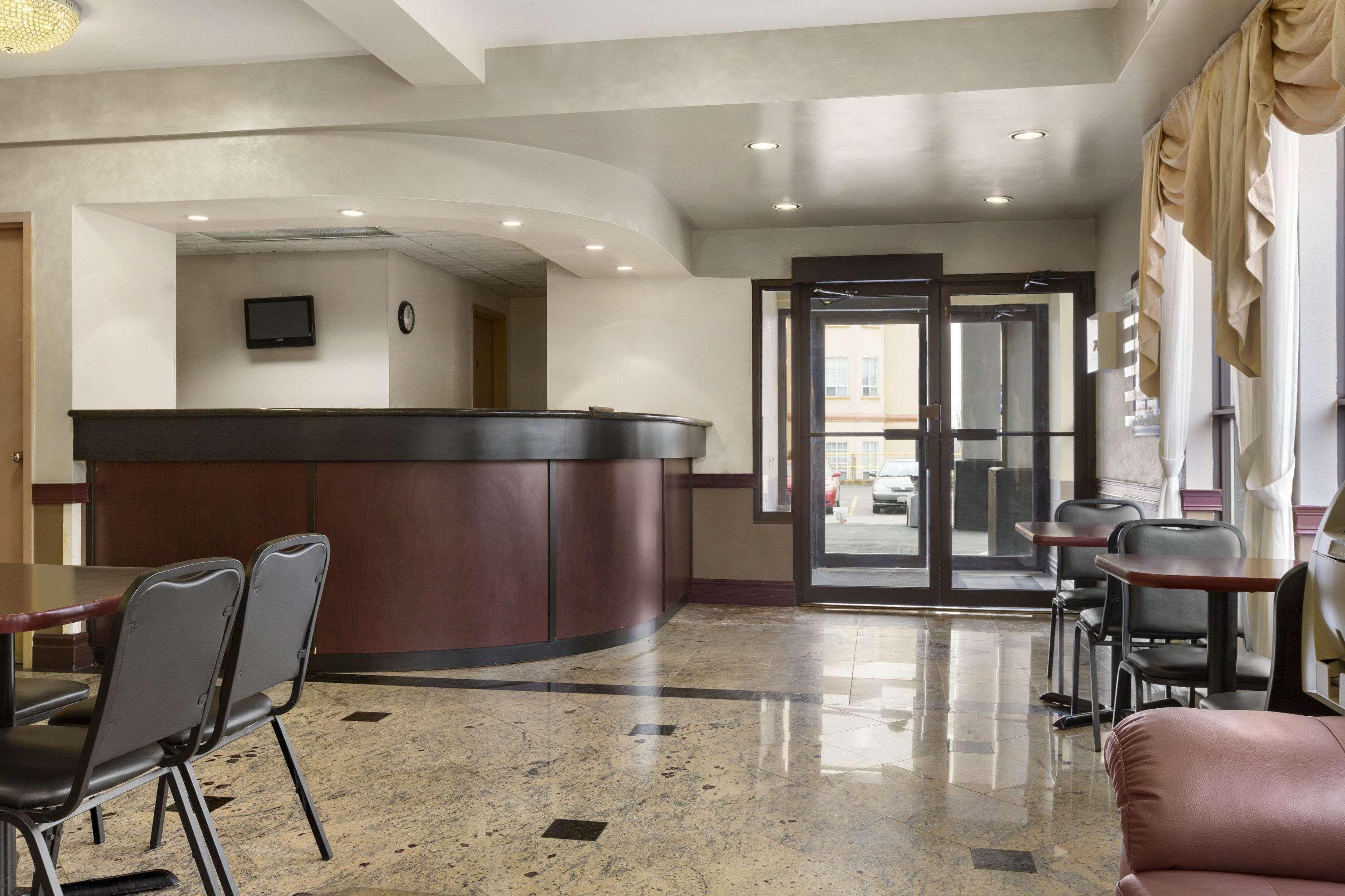 Days Inn By Wyndham Toronto East Lakeview Екстер'єр фото