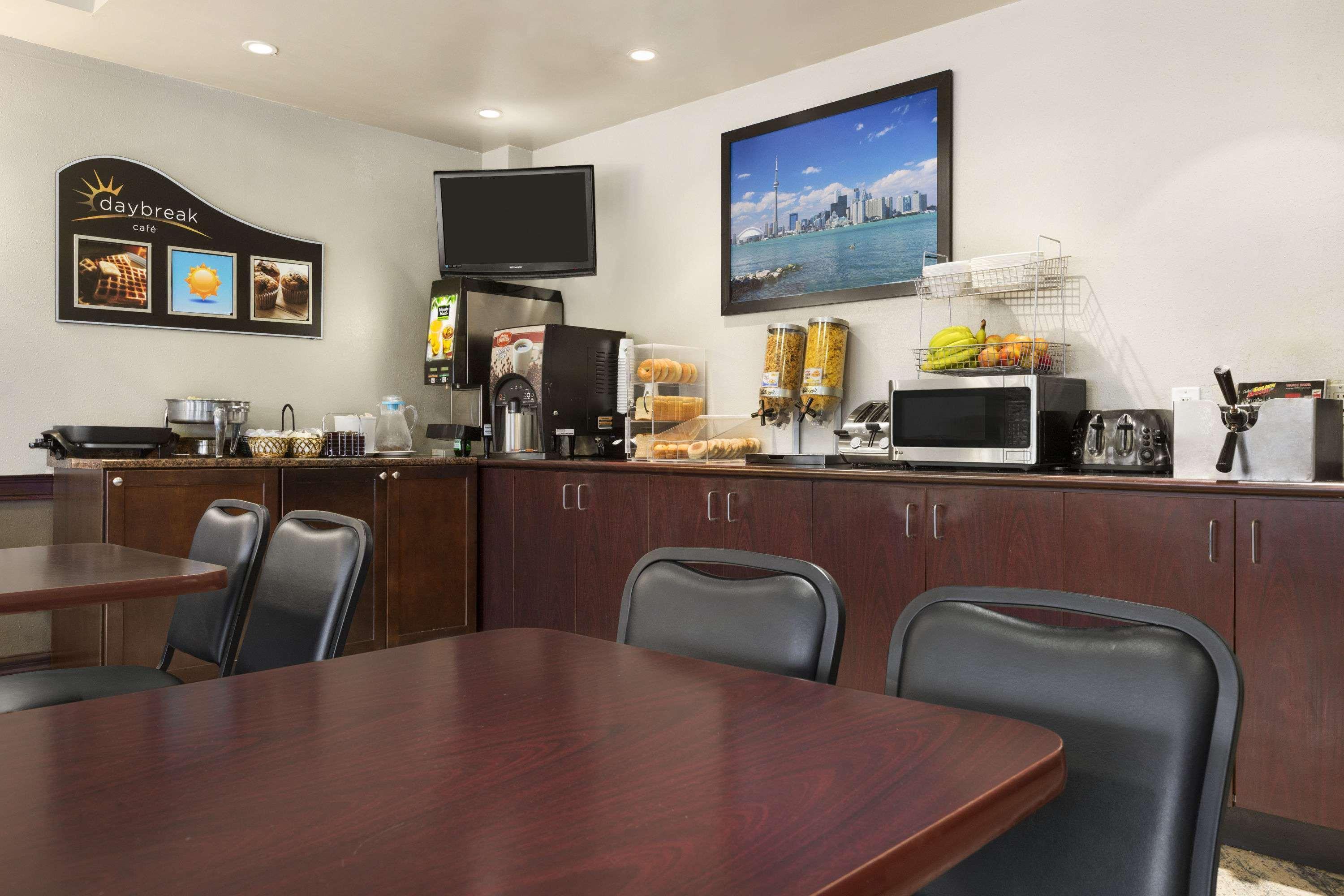 Days Inn By Wyndham Toronto East Lakeview Екстер'єр фото