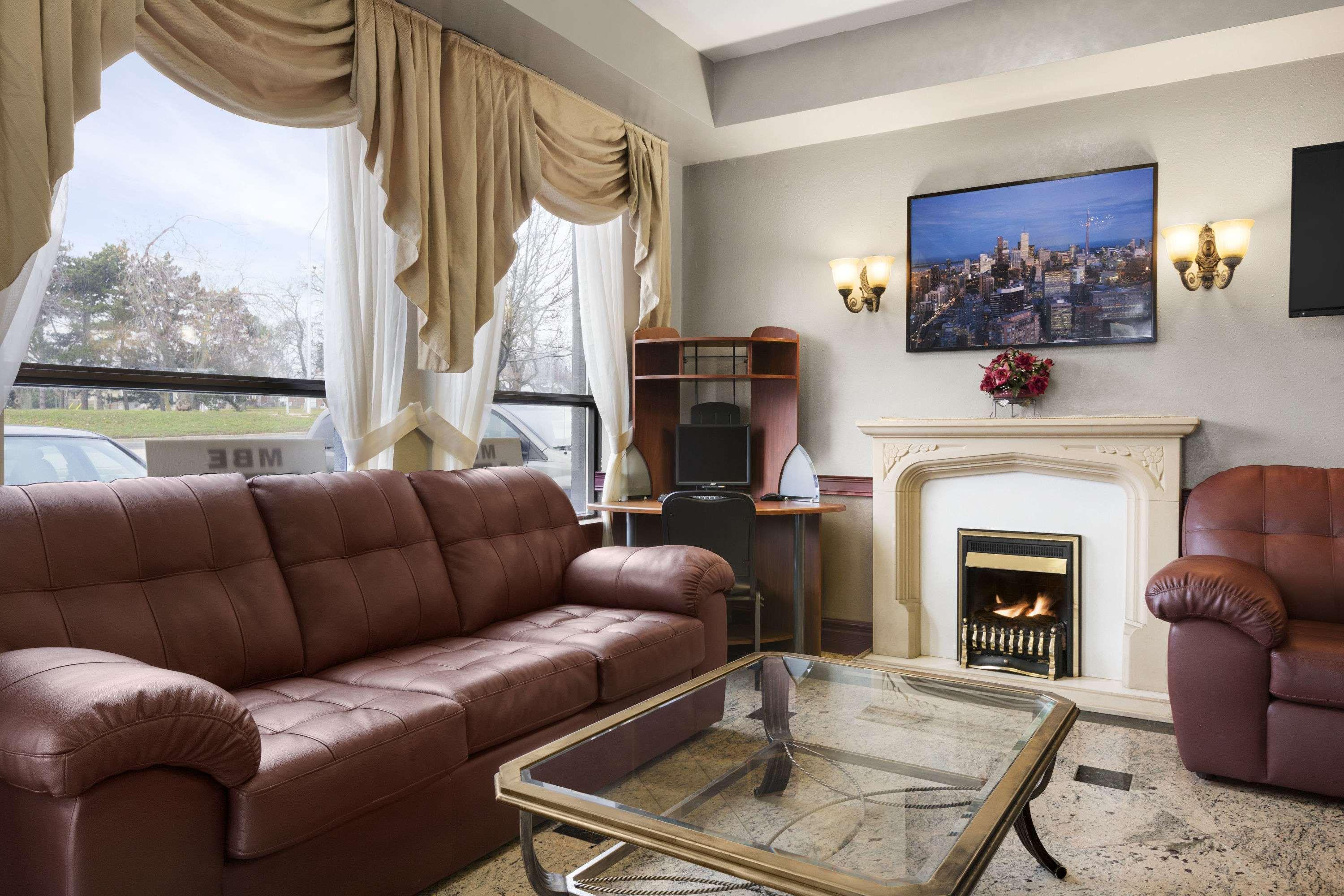 Days Inn By Wyndham Toronto East Lakeview Екстер'єр фото