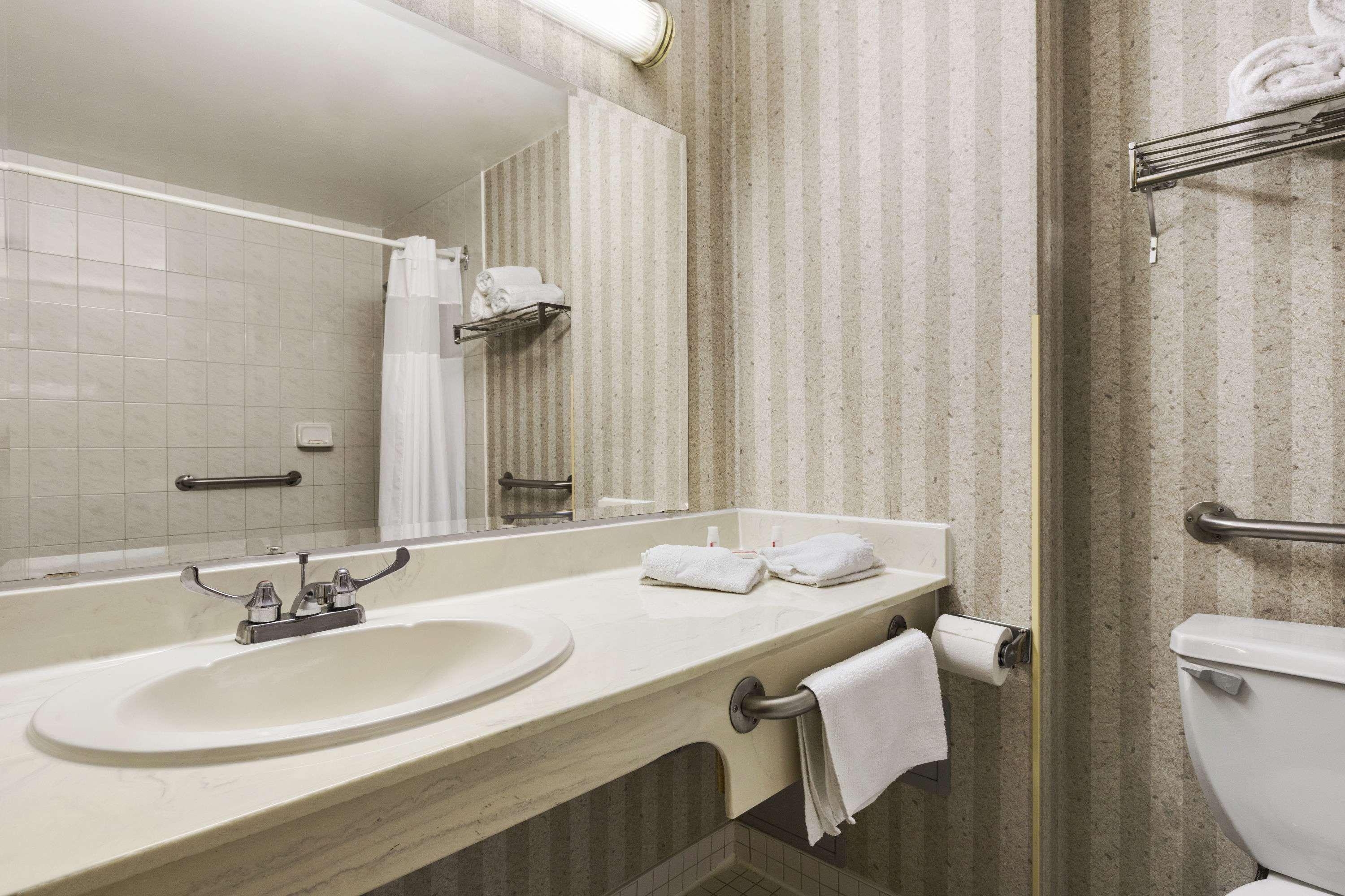 Days Inn By Wyndham Toronto East Lakeview Екстер'єр фото