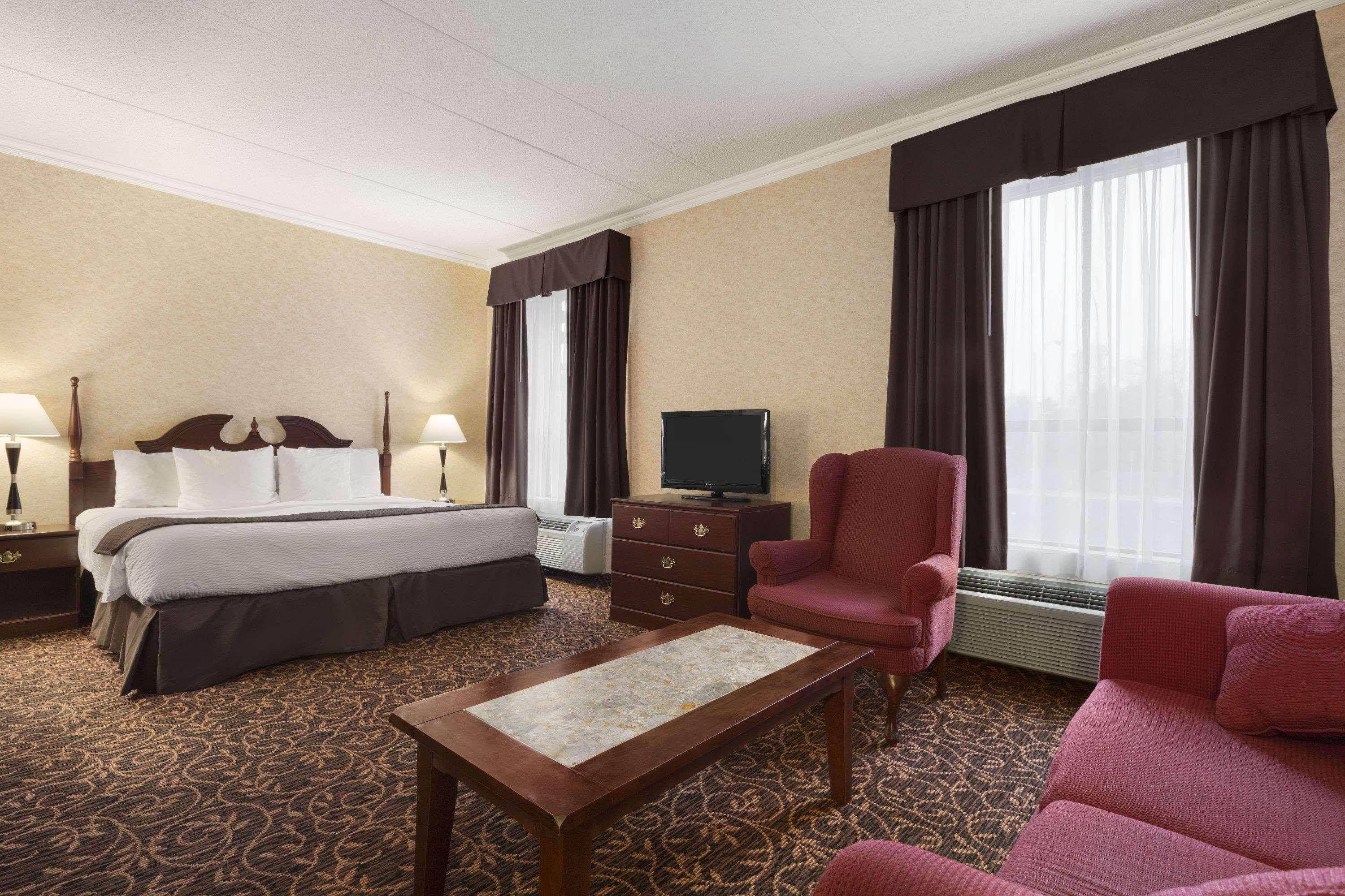Days Inn By Wyndham Toronto East Lakeview Екстер'єр фото