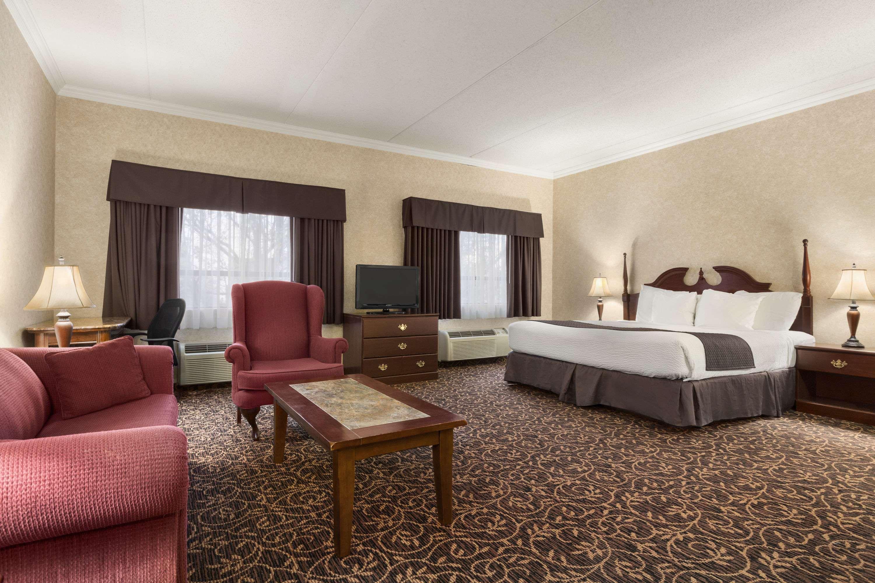 Days Inn By Wyndham Toronto East Lakeview Екстер'єр фото
