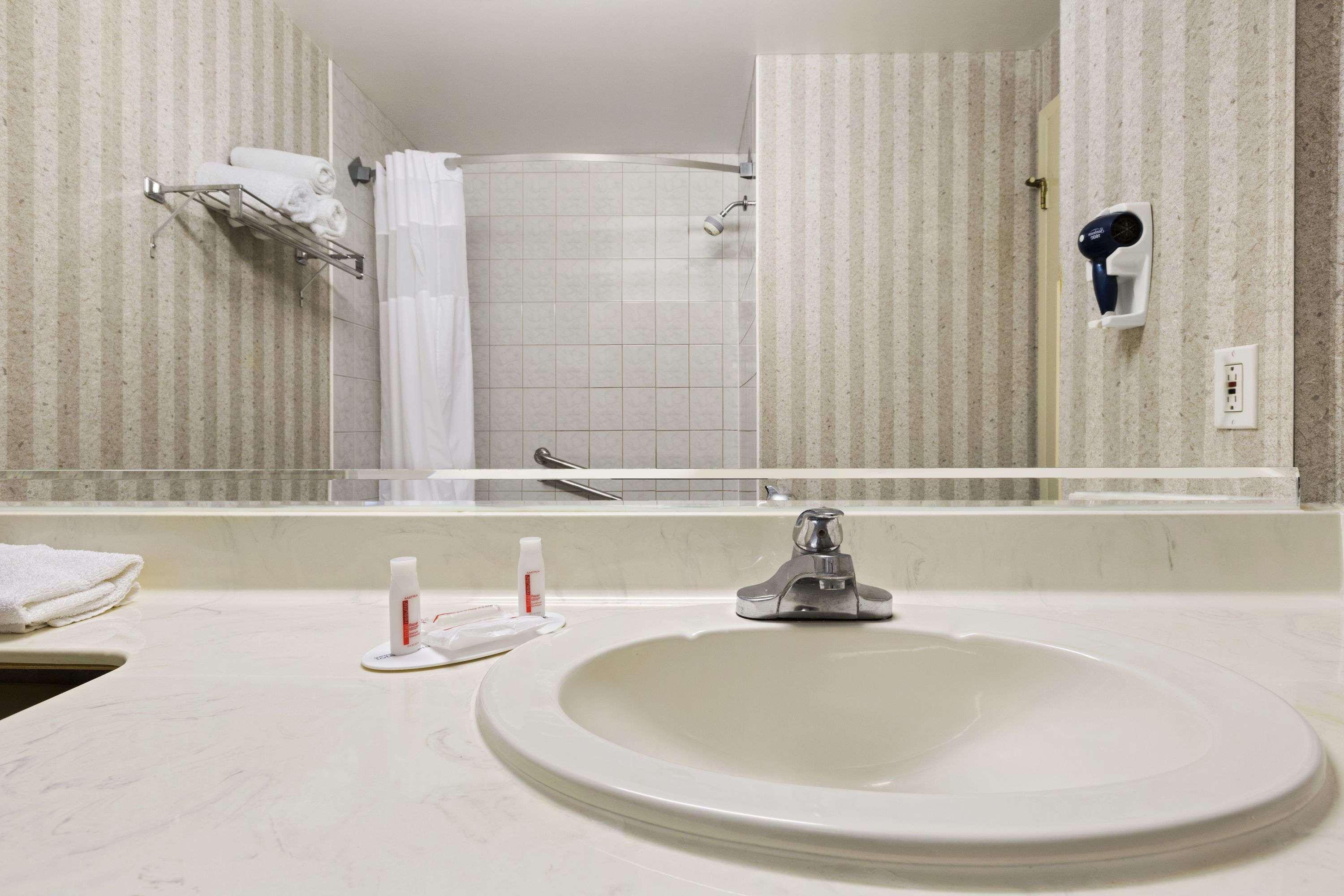 Days Inn By Wyndham Toronto East Lakeview Екстер'єр фото