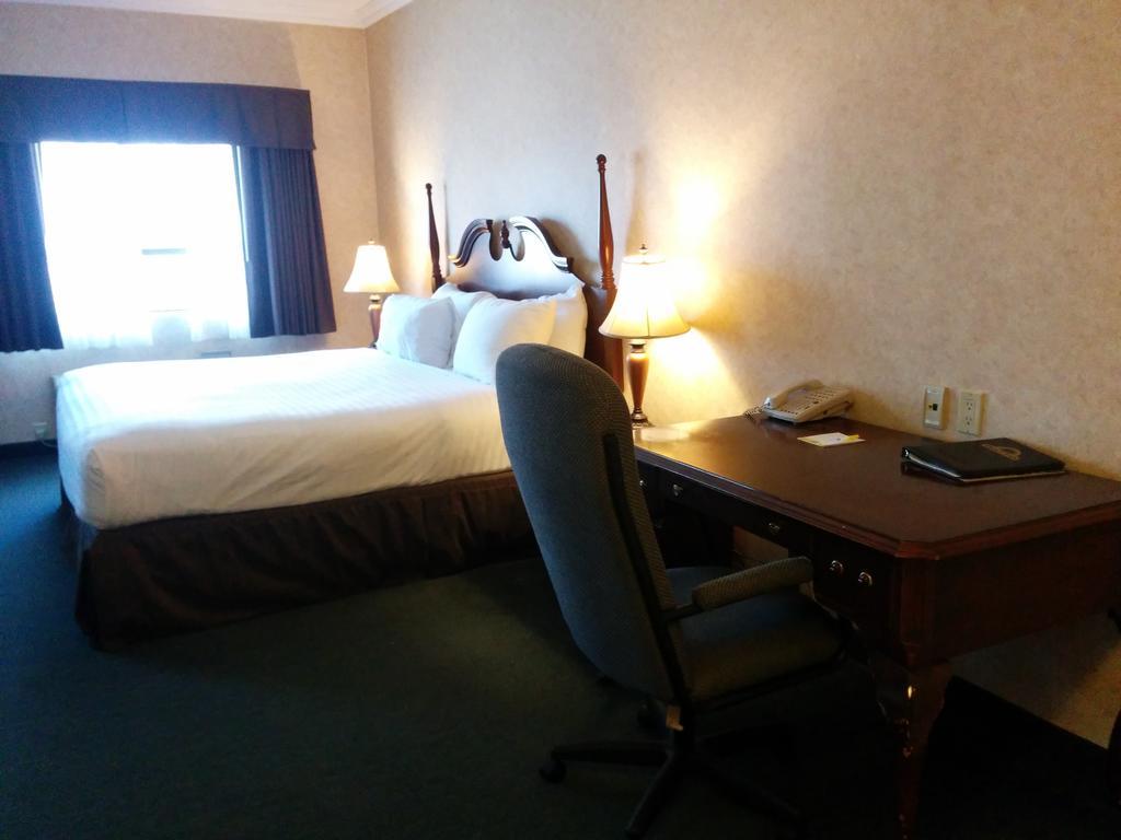 Days Inn By Wyndham Toronto East Lakeview Екстер'єр фото