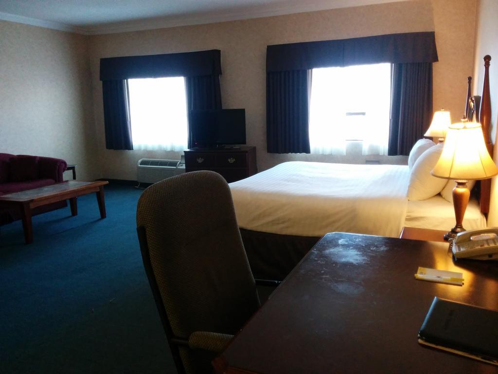 Days Inn By Wyndham Toronto East Lakeview Екстер'єр фото