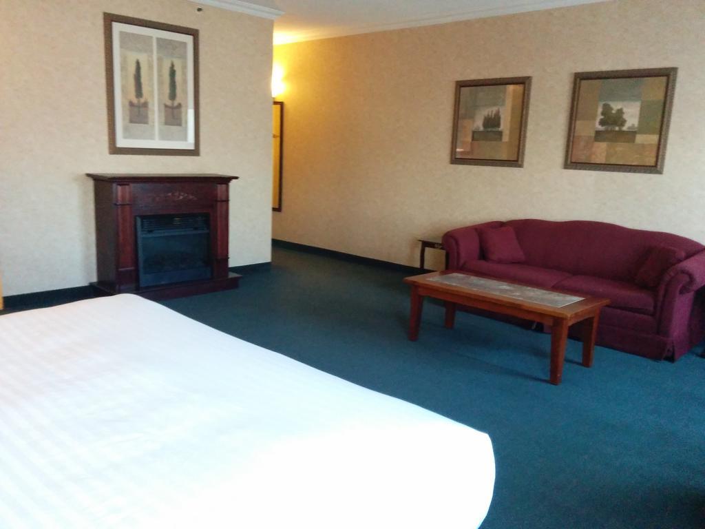 Days Inn By Wyndham Toronto East Lakeview Екстер'єр фото