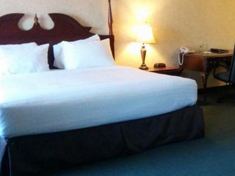Days Inn By Wyndham Toronto East Lakeview Екстер'єр фото