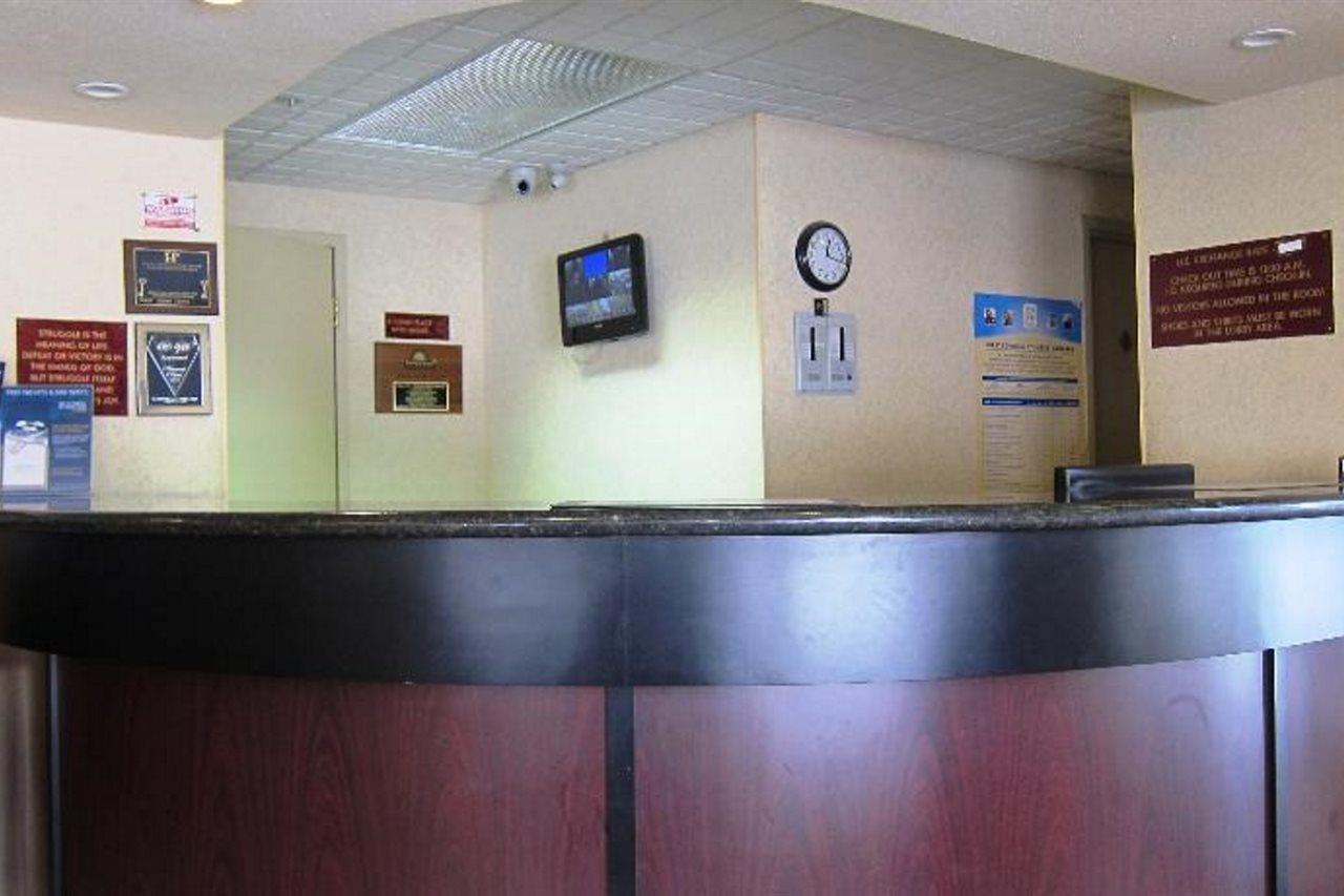 Days Inn By Wyndham Toronto East Lakeview Екстер'єр фото