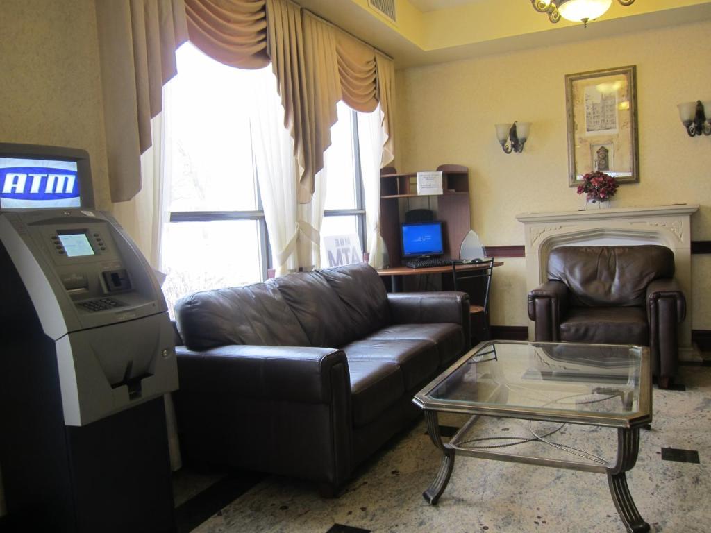 Days Inn By Wyndham Toronto East Lakeview Екстер'єр фото