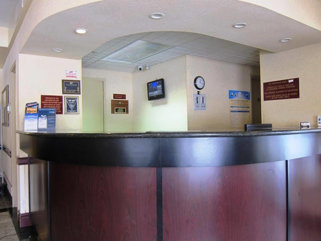 Days Inn By Wyndham Toronto East Lakeview Екстер'єр фото