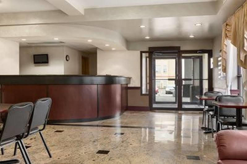 Days Inn By Wyndham Toronto East Lakeview Екстер'єр фото