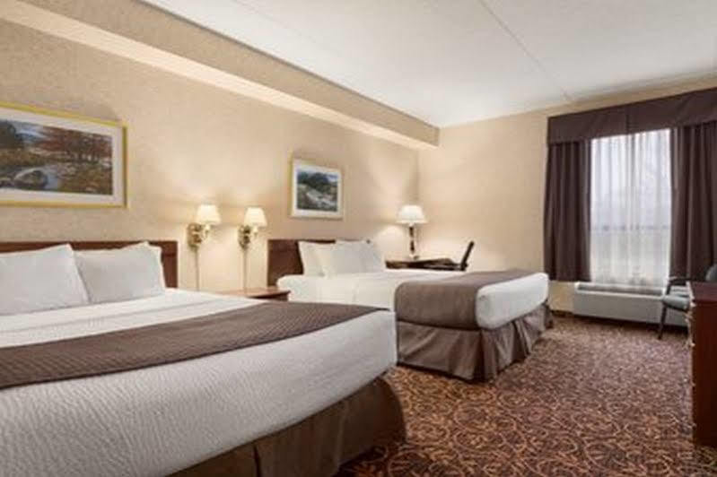 Days Inn By Wyndham Toronto East Lakeview Екстер'єр фото